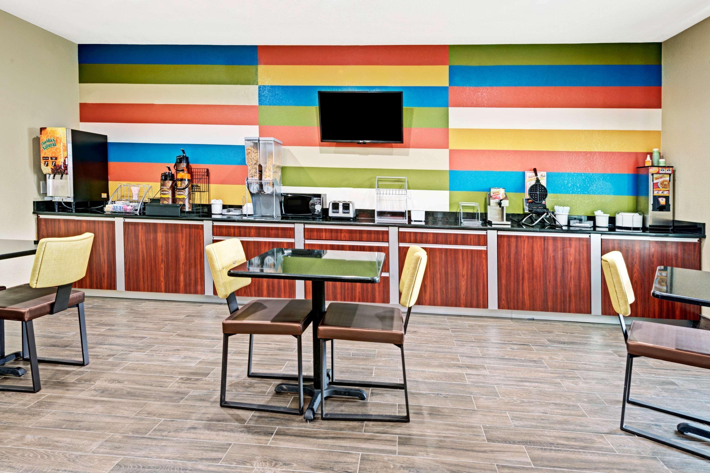 Hotel Super 8 By Wyndham San Antonio/Alamodome Area Exterior foto